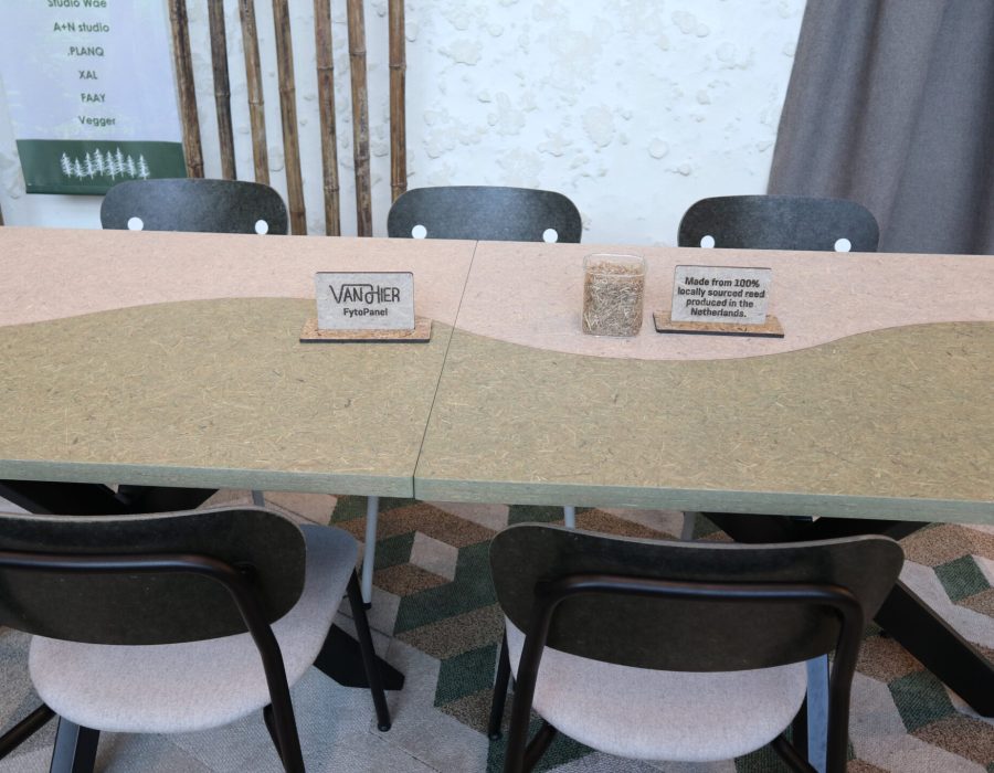 2. FytoPanel Vergadertafel_VanHier_Biophilic Design Academy